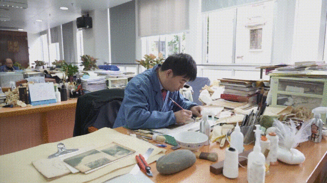 全國(guó)青年崗位技術(shù)能手、廣東省立中山圖書館特藏部文獻(xiàn)修復(fù)師孫玉東