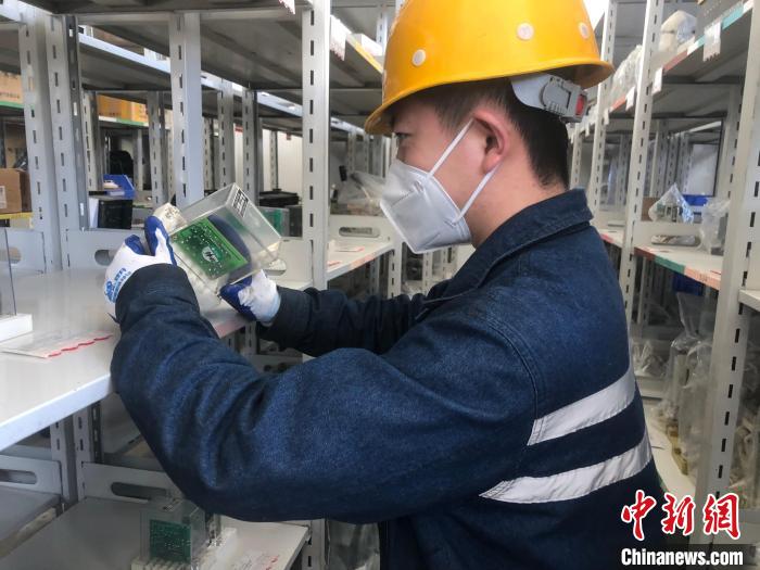 圖為配件班組職工正在檢查機(jī)車零部件。　孫義元 攝