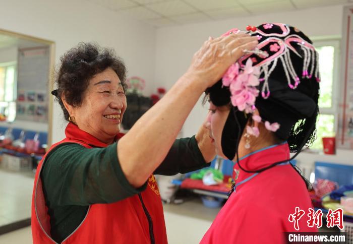 劉淑珍為曲子戲愛好者扮裝。　楊愛霞 攝