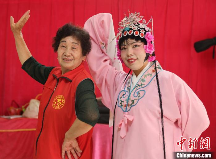 劉淑珍為曲子戲愛好者做示范?！類巯?攝