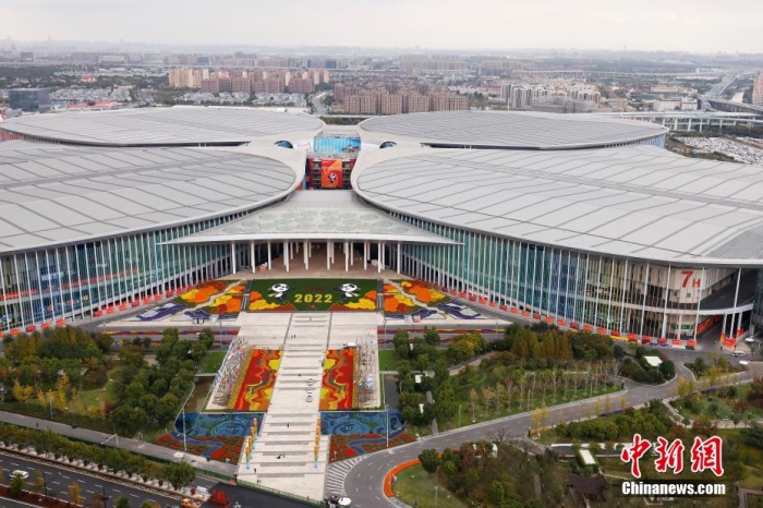 航拍國(guó)家會(huì)展中心(上海)。 殷立勤 攝