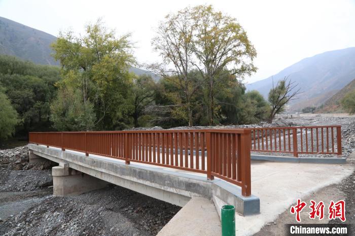 圖為尖巴昂村格日社修建起的橋?！∪ば?攝