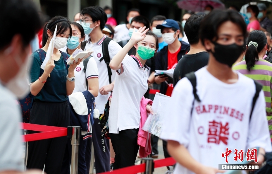 資料圖：一名考生在進(jìn)入考場(chǎng)前向家長揮手致意。<a target='_blank' href='/'>中新社</a>記者 湯彥俊 攝