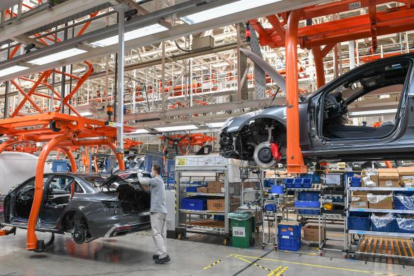 工人在一汽-大眾長(zhǎng)春基地總裝車間裝配車輛。（新華社發(fā)）