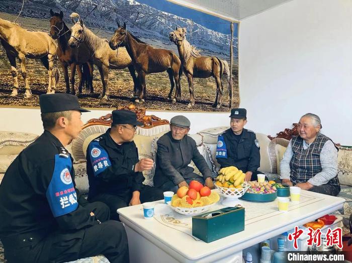 明水邊境派出所民警與轄區(qū)牧民溝通交流。(資料圖) 甘肅出入境邊防檢查總站供圖