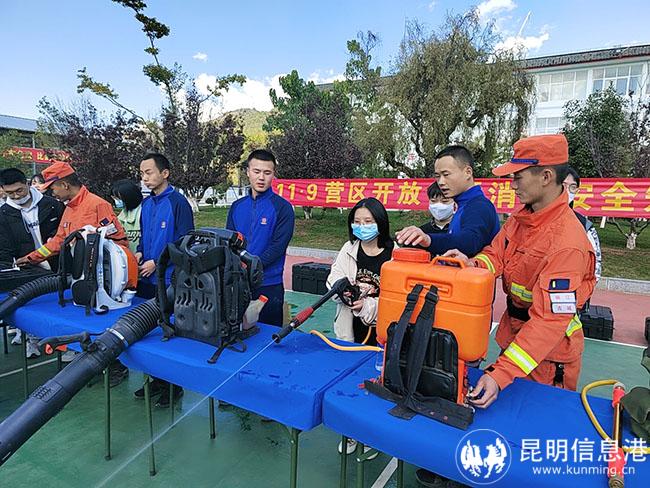 學(xué)生體驗(yàn)滅火裝備。木曉東攝