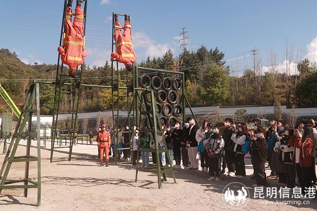 抗眩暈訓(xùn)練展示。馬繽攝