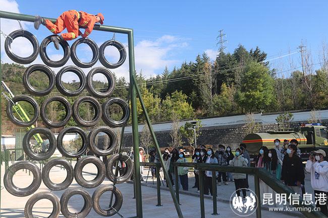 觀看200米滅火障礙訓(xùn)練課目演示。馬繽攝