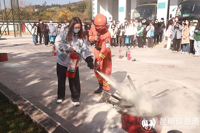 滅火器使用培訓(xùn)。馬繽攝