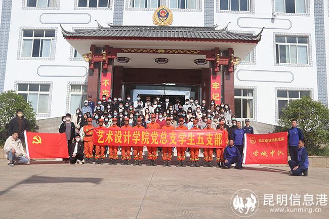 合影留念。馬繽攝