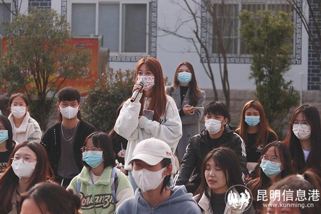 踴躍回答問題。馬繽攝