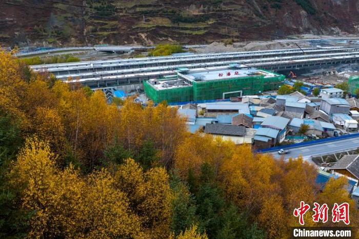 正在建設(shè)的成蘭鐵路松潘站?！⒅铱?攝