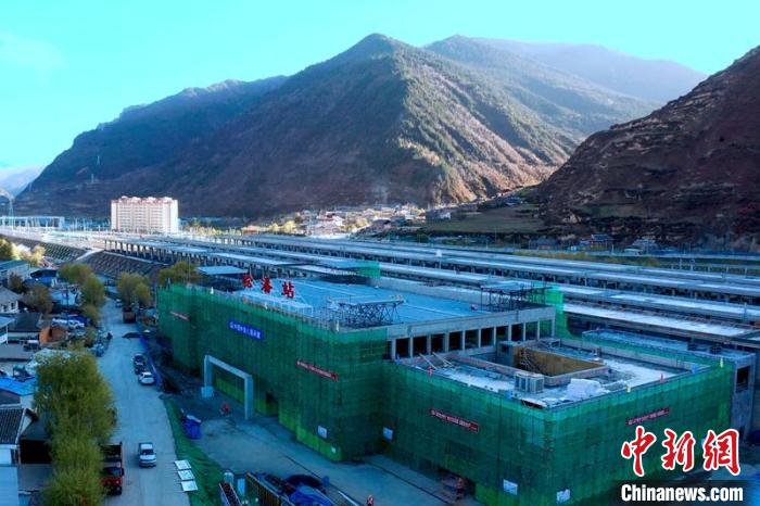 正在建設(shè)中的成蘭鐵路松潘站?！⒅铱?攝