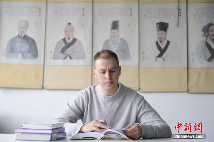 圖為10月13日，菲利普·古斯特學(xué)習(xí)中醫(yī)知識(shí)。 中新社發(fā) 高鋮 攝