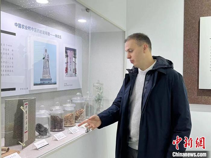 菲利普·古斯特在博物館介紹中醫(yī)藥?！±钜画[ 攝