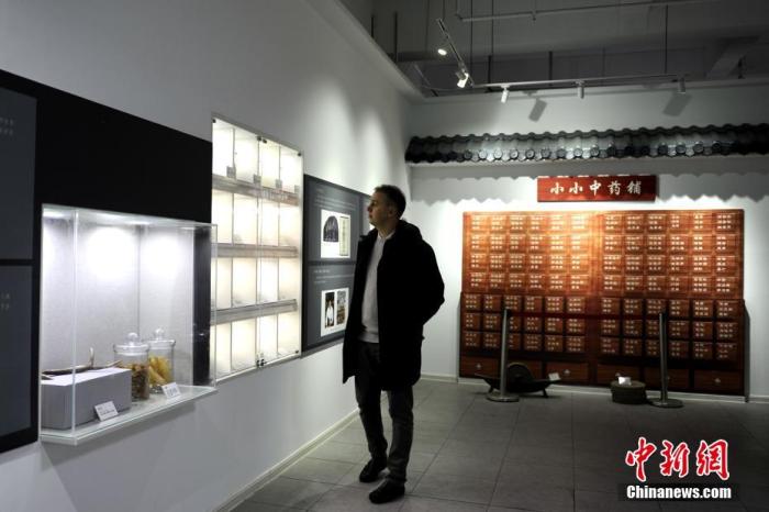 圖為10月13日，西安，菲利普·古斯特查看博物館內(nèi)的藥材。 中新社發(fā) 高鋮 攝