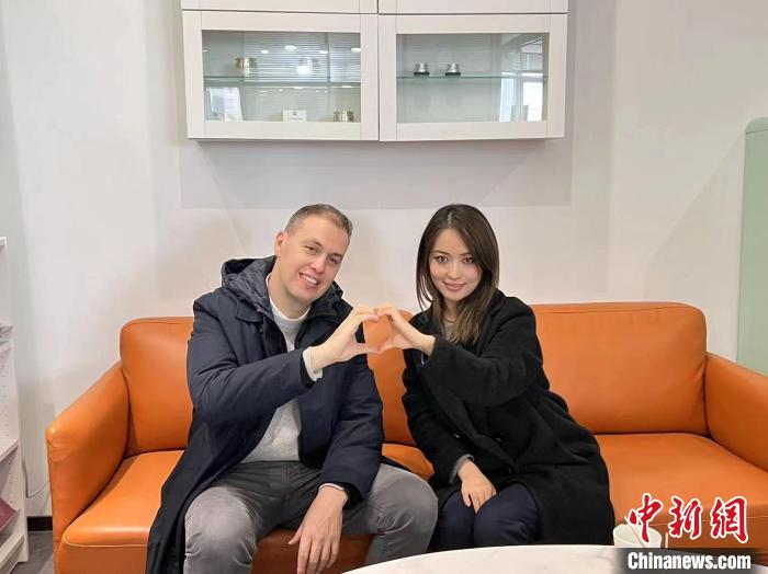 菲利普·古斯特和他的妻子。　李一璠 攝