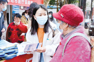 　工作人員下基層宣傳醫(yī)保政策。