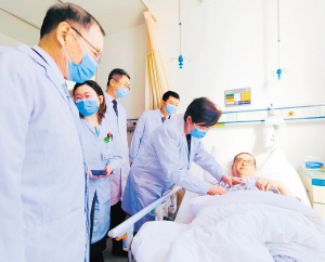 李蘭娟參與查房。