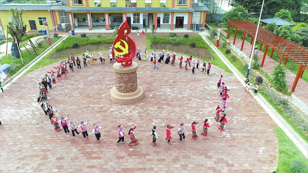 耿馬傣族佤族自治縣芒茂村村民在“民族心向黨”主題廣場上過節(jié)打歌 耿馬傣族佤族自治縣芒茂村村民在“民族心向黨”主題廣場上過節(jié)打歌