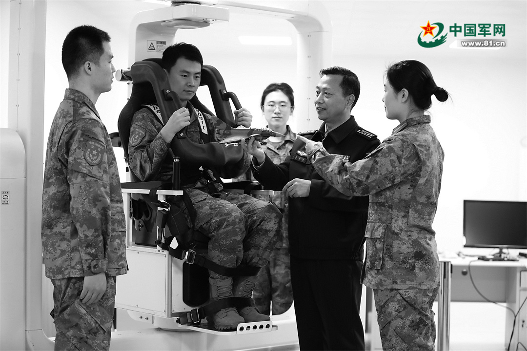 教授孫喜慶（右二）為學員講解飛行員頸腰傷病防治知識。 楊志勇攝