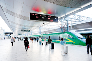 昆明至磨憨增開的往返動車班列發(fā)車。 中國鐵路昆明局集團有限公司供圖