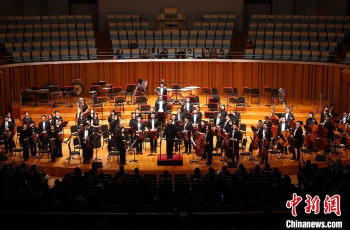 大型交響組曲《江姐》音樂會現(xiàn)場，圖為指揮譚利華和北京交響樂團 北京交響樂團供圖