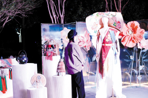 昆明設(shè)計(jì)展示空間里的民族服飾。