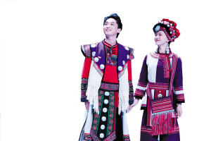 身著彝族服飾的阿詩(shī)瑪和阿黑哥閃亮登場(chǎng)。 本版圖片記者劉凱達(dá)攝
