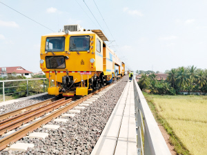 　養(yǎng)護(hù)作業(yè)現(xiàn)場(chǎng)。中國(guó)鐵路昆明局集團(tuán)有限公司供圖