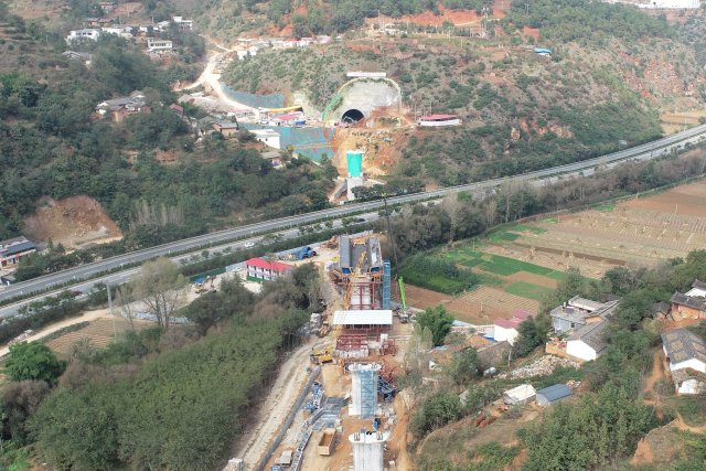 臺(tái)子村一號(hào)大橋建設(shè)現(xiàn)場(chǎng)。郭開學(xué) 攝.JPG