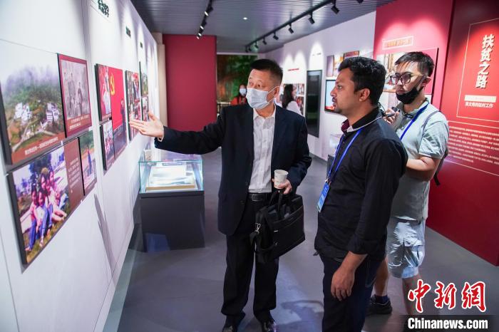 圖為外國青年傾聽了解黃文秀事跡。　陳冠言 攝