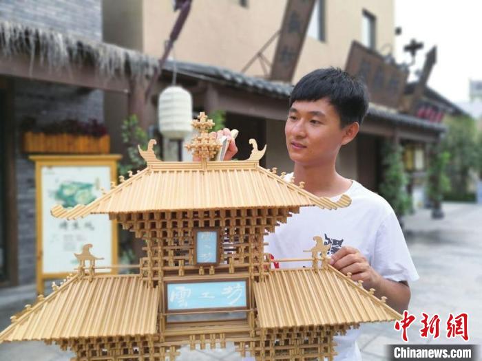 (資料圖)云廷臻創(chuàng)作的扎刻作品?！∈茉L者供圖