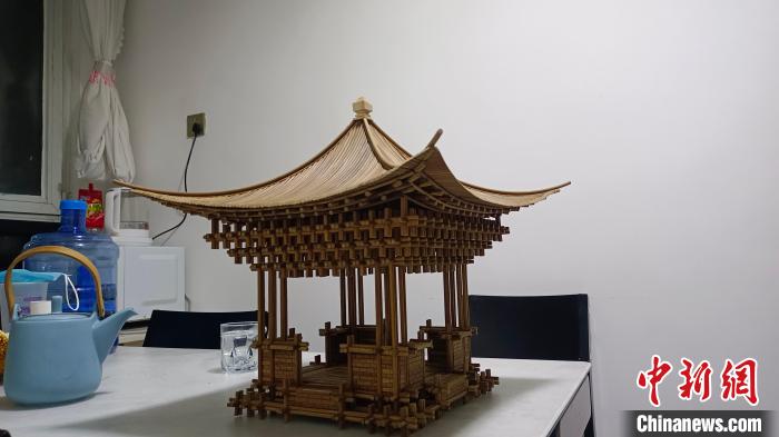 云廷臻最新創(chuàng)作的扎刻作品——錦安亭。　受訪者供圖