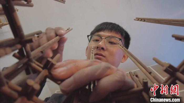 云廷臻正在進行扎刻作品創(chuàng)作。　受訪者供圖