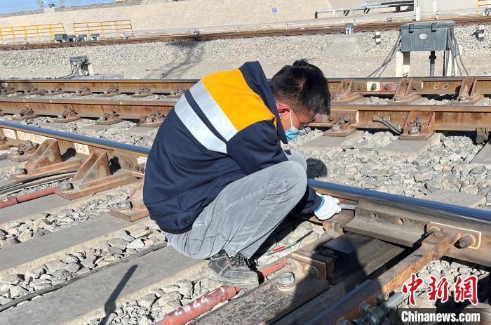 圖為職工對(duì)zk4 道岔進(jìn)行日常養(yǎng)護(hù)作業(yè)?！⊥蹂\ 攝