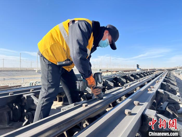 圖為職工對(duì)三部位減速器螺栓進(jìn)行緊固?！⊥蹂\ 攝