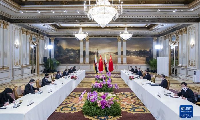 當(dāng)?shù)貢r(shí)間11月18日下午，國(guó)家主席習(xí)近平在泰國(guó)曼谷會(huì)見(jiàn)文萊蘇丹哈桑納爾。 新華社記者 翟健嵐 攝