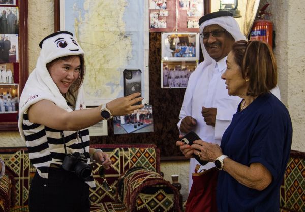 10月19日，在卡塔爾首都多哈的豪爾熊貓館，人們觀看大熊貓。（新華社發(fā)）