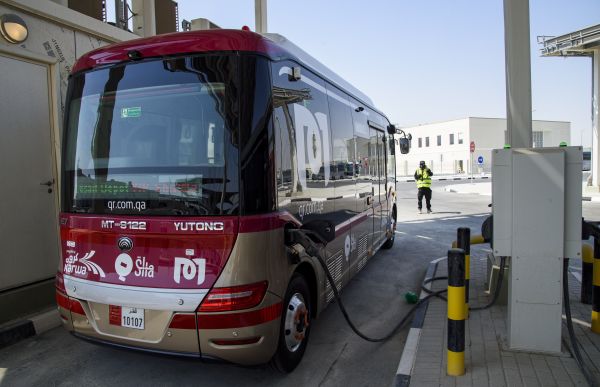 10月18日，一輛宇通電動客車在補(bǔ)給站充電。（新華社發(fā)）