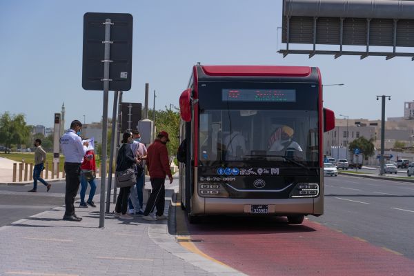9月9日，球迷在中企承建的盧賽爾體育場前自拍留念。（新華社發(fā)）