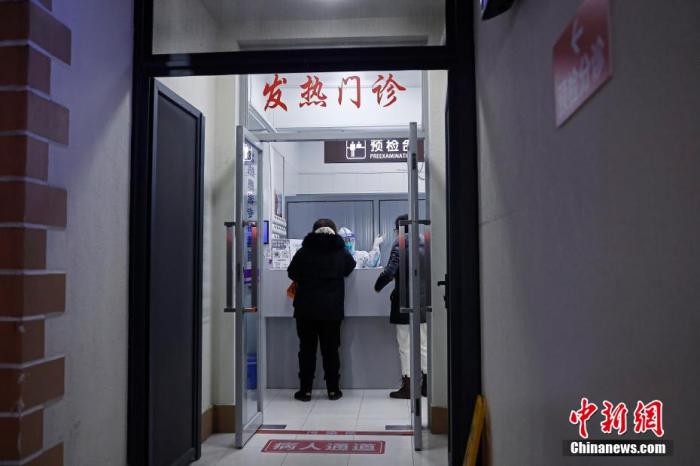 資料圖：圖為醫(yī)護人員在發(fā)熱門診引導市民快速就醫(yī)。 殷立勤 攝