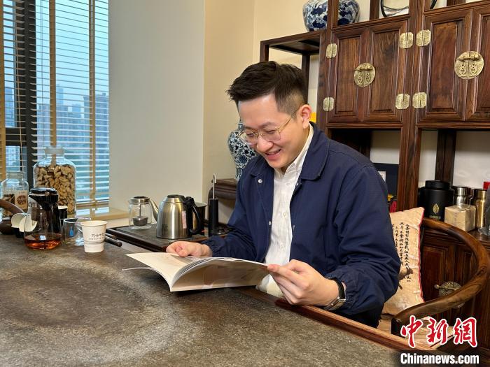 陳嘉瑞向記者講述“薪傳時光”創(chuàng)辦至今取得的成績。　方偉彬 攝