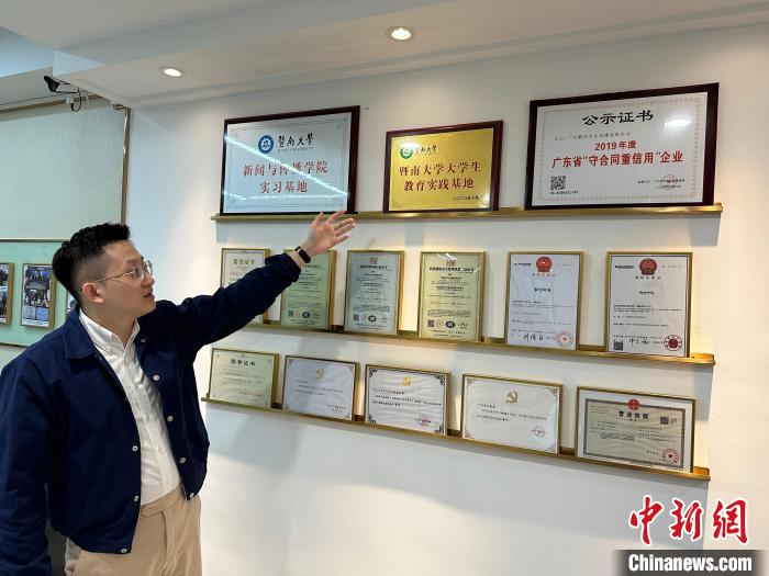 陳嘉瑞向記者介紹“薪傳時光”是暨南大學(xué)大學(xué)生教育實踐基地?！》絺ケ?攝