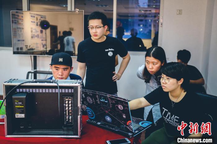 “薪傳時光”團隊拍攝影片。(資料圖) 陳嘉瑞 供圖