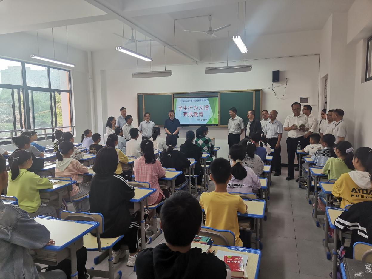 校領(lǐng)導(dǎo)看望托管幫扶的新城中學(xué)師生