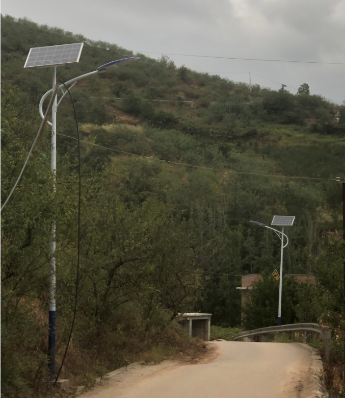 云南民族大學(xué)捐建的鄉(xiāng)村路燈