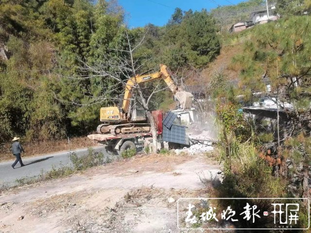 拆除垃圾池 (1)（昆滇傳內(nèi)容）迎接櫻花節(jié)！加快創(chuàng)建國家4A級旅游景區(qū)！云南這個(gè)地方越來越靚了~.jpg