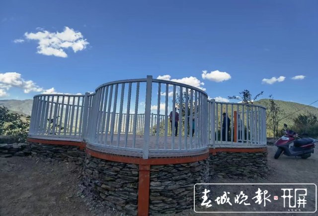 櫻花谷路邊新建的觀景臺 （昆滇傳內(nèi)容）迎接櫻花節(jié)！加快創(chuàng)建國家4A級旅游景區(qū)！云南這個(gè)地方越來越靚了~.jpg