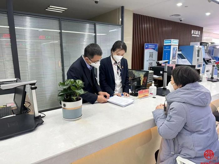 審批不斷檔 服務(wù)不打烊 濟(jì)南市行政審批服務(wù)局以實(shí)際行動(dòng)保障 “三不?!薄叭粩唷? height=